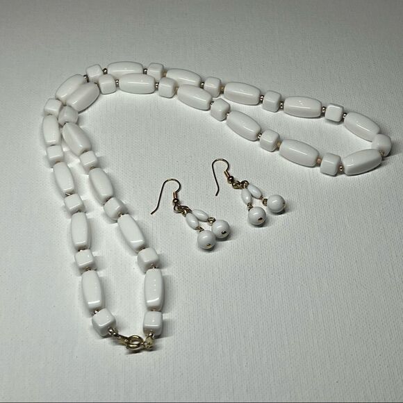 VintageβDemiβParureβWhiteβBeadedβNecklaceΒ w/βMatchingβHookβEarrings - Picture 1 of 11